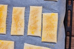 Язычки из слоеного теста с сахаром - шаг 3 Язычки из слоеного теста с сахаром - шаг 3