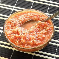 Жгучая закуска из хрена с помидорами и чесноком