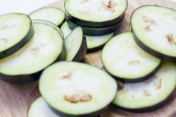 Закуска из запеченного баклажана помидора и Моцареллы - шаг 1