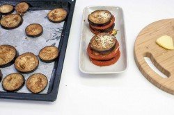 Закуска из запеченного баклажана помидора и Моцареллы - шаг 11