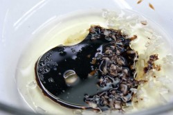 Закуска из запеченного баклажана помидора и Моцареллы - шаг 3