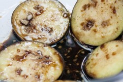 Закуска из запеченного баклажана помидора и Моцареллы - шаг 4