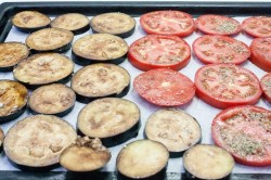 Закуска из запеченного баклажана помидора и Моцареллы - шаг 8