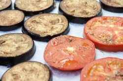 Закуска из запеченного баклажана помидора и Моцареллы - шаг 10