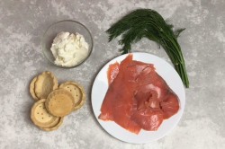 Тарталетки с творожным сыром и красной рыбой - шаг 1