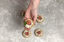 Тарталетки с творожным сыром и красной рыбой - шаг 8