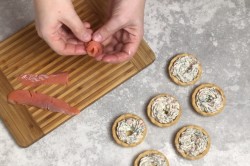 Тарталетки с творожным сыром и красной рыбой - шаг 7