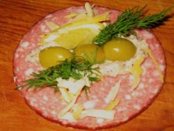 Закусочные рулеты из колбасы с сыром - шаг 2