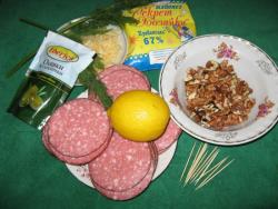 Закусочные рулеты из колбасы с сыром - шаг 1