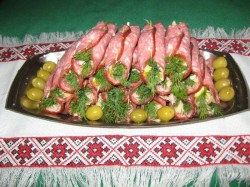 Закусочные рулеты из колбасы с сыром - шаг 3