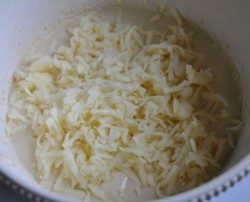 Закусочный кекс с вялеными томатами, мясным ассорти, моцареллой и тимьяном - шаг 1 Закусочный кекс с вялеными томатами, мясным ассорти, моцареллой и тимьяном - шаг 1