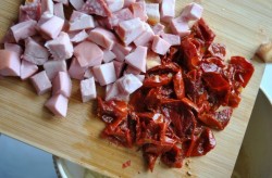 Закусочный кекс с вялеными томатами, мясным ассорти, моцареллой и тимьяном - шаг 2 Закусочный кекс с вялеными томатами, мясным ассорти, моцареллой и тимьяном - шаг 2