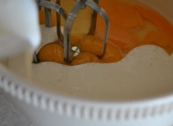 Закусочный кекс с вялеными томатами, мясным ассорти, моцареллой и тимьяном - шаг 3 Закусочный кекс с вялеными томатами, мясным ассорти, моцареллой и тимьяном - шаг 3