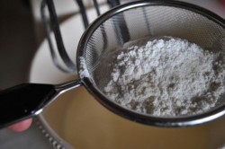 Закусочный кекс с вялеными томатами, мясным ассорти, моцареллой и тимьяном - шаг 4 Закусочный кекс с вялеными томатами, мясным ассорти, моцареллой и тимьяном - шаг 4