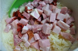 Закусочный кекс с вялеными томатами, мясным ассорти, моцареллой и тимьяном - шаг 5 Закусочный кекс с вялеными томатами, мясным ассорти, моцареллой и тимьяном - шаг 5