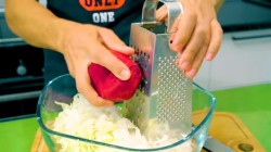 Закусочный салат с капустой и свеклой - шаг 8 Закусочный салат с капустой и свеклой - шаг 8