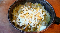 Заливной пирог капустный на тесте с кефиром и яйцом - шаг 5 Заливной пирог капустный на тесте с кефиром и яйцом - шаг 5