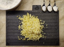 Заливной пирог на молоке - шаг 2 Заливной пирог на молоке - шаг 2