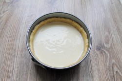 Заливной пирог с ягодами и сметаной - шаг 11