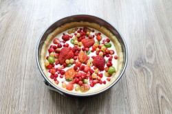 Заливной пирог с ягодами и сметаной - шаг 12