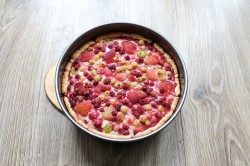 Заливной пирог с ягодами и сметаной - шаг 13