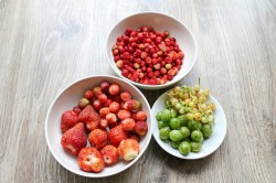 Заливной пирог с ягодами и сметаной - шаг 2