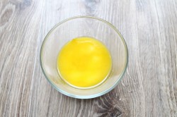 Заливной пирог с ягодами и сметаной - шаг 3