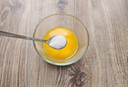 Заливной пирог с ягодами и сметаной - шаг 4