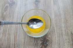 Заливной пирог с ягодами и сметаной - шаг 5