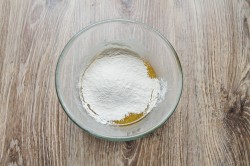 Заливной пирог с ягодами и сметаной - шаг 7