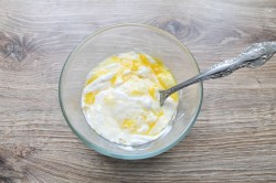 Заливной пирог с ягодами и сметаной - шаг 9