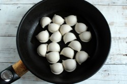 Замороженные пельмени на сковороде жареные - шаг 2 Замороженные пельмени на сковороде жареные - шаг 2