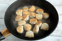 Замороженные пельмени на сковороде жареные - шаг 4 Замороженные пельмени на сковороде жареные - шаг 4