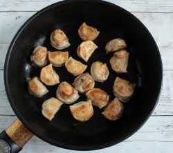 Замороженные пельмени на сковороде жареные - шаг 5 Замороженные пельмени на сковороде жареные - шаг 5