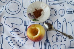 Яблоки запеченные в микроволновке с корицей - шаг 2 Яблоки запеченные в микроволновке с корицей - шаг 2