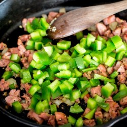 Запеченный омлет с сосисками и овощами - шаг 1 Запеченный омлет с сосисками и овощами - шаг 1