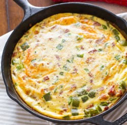 Запеченный омлет с сосисками и овощами - шаг 3 Запеченный омлет с сосисками и овощами - шаг 3