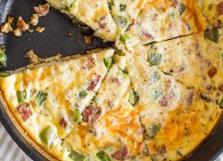 Запеченный омлет с сосисками и овощами - шаг 4 Запеченный омлет с сосисками и овощами - шаг 4