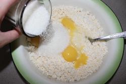 Творожная запеканка с вишней классическая - шаг 4