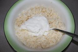 Творожная запеканка с вишней классическая - шаг 6