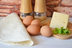 Завтрак из лаваша с начинкой на сковороде - шаг 1