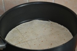 Завтрак из лаваша с начинкой на сковороде - шаг 4