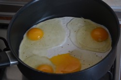 Завтрак из лаваша с начинкой на сковороде - шаг 5