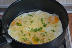 Завтрак из лаваша с начинкой на сковороде - шаг 7