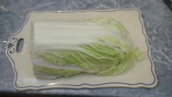 Зеленый салат из огурцов с луком - шаг 2