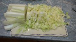 Зеленый салат из огурцов с луком - шаг 3