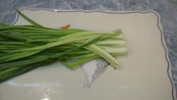 Зеленый салат из огурцов с луком - шаг 5