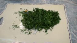 Зеленый салат из огурцов с луком - шаг 4