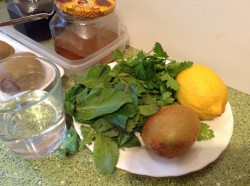 Зелёный смузи с киви и медом - шаг 1 Зелёный смузи с киви и медом - шаг 1