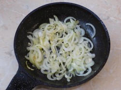 Печень свиная на сковороде жареная с луком - шаг 2 Печень свиная на сковороде жареная с луком - шаг 2